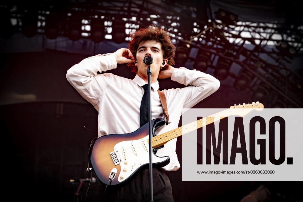 Sam Sauvage se produit sur la scene du festival Printemps de Pérouges au château de Saint-Maurice-de-Rémens (01 - France) le 25 06 2026. Photo Sandrine Thesillat PsNewZ