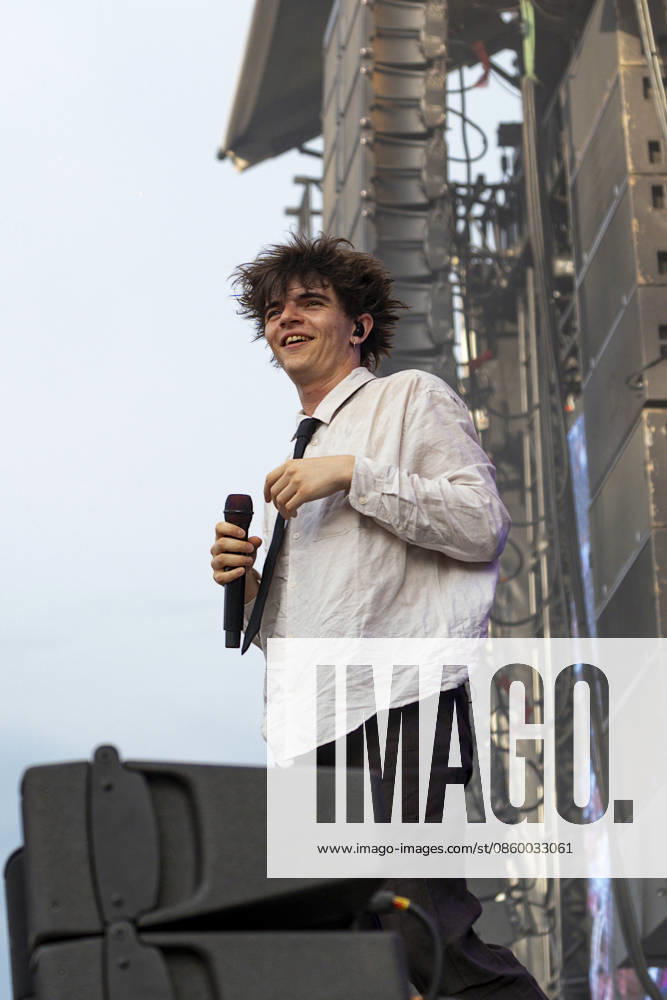Sam Sauvage se produit sur la scene du festival Printemps de Pérouges au château de Saint-Maurice-de-Rémens (01 - France) le 25 06 2026. Photo Sandrine Thesillat PsNewZ