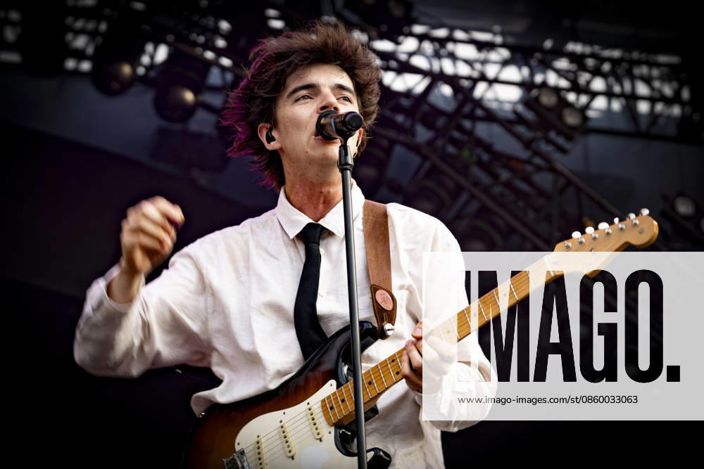 Sam Sauvage se produit sur la scene du festival Printemps de Pérouges au château de Saint-Maurice-de-Rémens (01 - France) le 25 06 2026. Photo Sandrine Thesillat PsNewZ