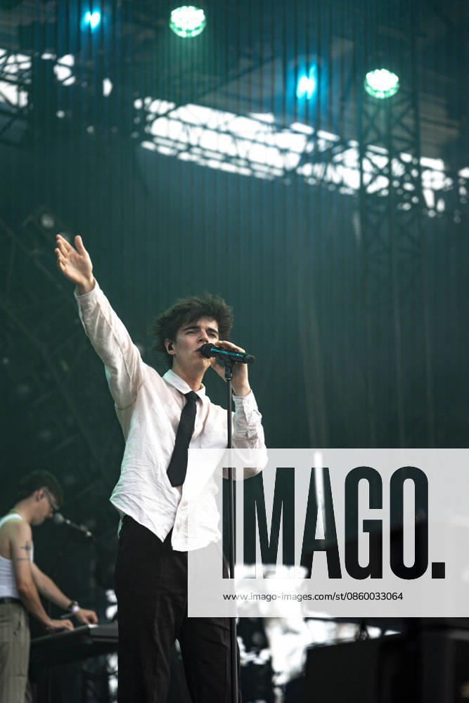 Sam Sauvage se produit sur la scene du festival Printemps de Pérouges au château de Saint-Maurice-de-Rémens (01 - France) le 25 06 2026. Photo Sandrine Thesillat PsNewZ