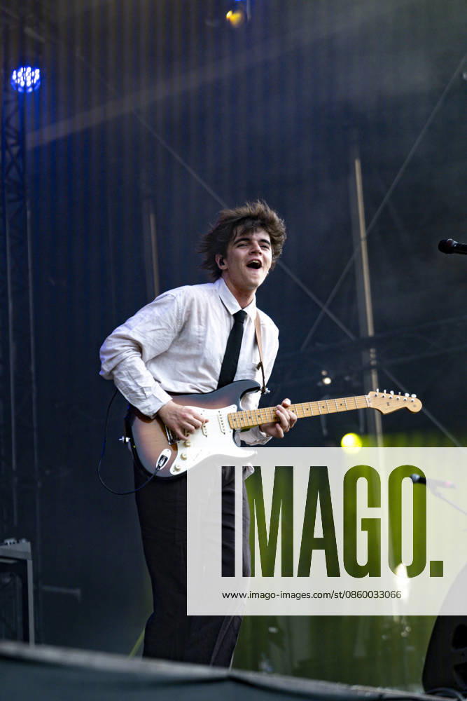 Sam Sauvage se produit sur la scene du festival Printemps de Pérouges au château de Saint-Maurice-de-Rémens (01 - France) le 25 06 2026. Photo Sandrine Thesillat PsNewZ