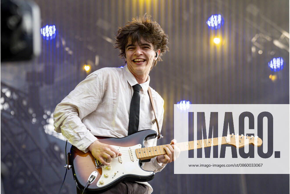 Sam Sauvage se produit sur la scene du festival Printemps de Pérouges au château de Saint-Maurice-de-Rémens (01 - France) le 25 06 2026. Photo Sandrine Thesillat PsNewZ