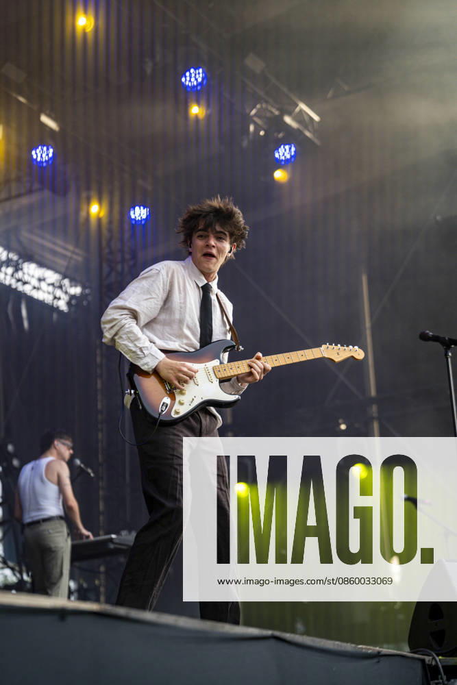 Sam Sauvage se produit sur la scene du festival Printemps de Pérouges au château de Saint-Maurice-de-Rémens (01 - France) le 25 06 2026. Photo Sandrine Thesillat PsNewZ
