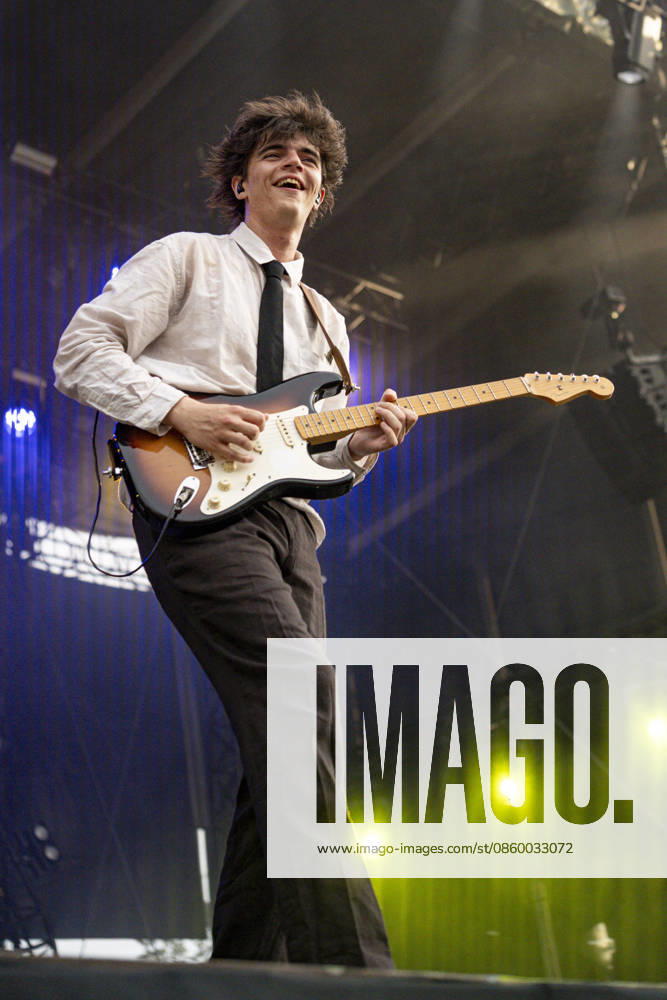 Sam Sauvage se produit sur la scene du festival Printemps de Pérouges au château de Saint-Maurice-de-Rémens (01 - France) le 25 06 2026. Photo Sandrine Thesillat PsNewZ
