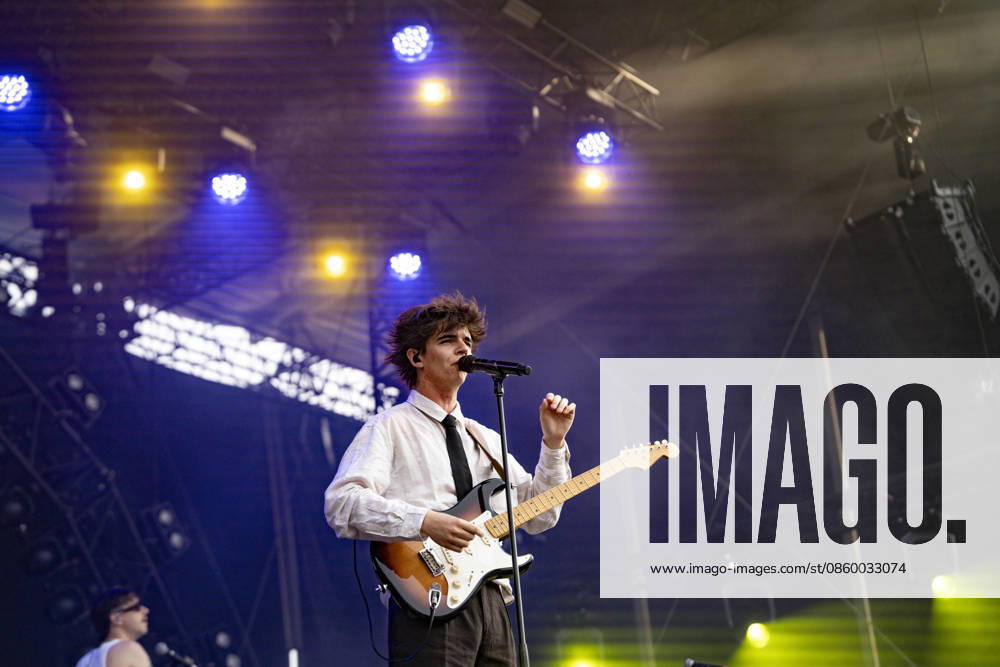 Sam Sauvage se produit sur la scene du festival Printemps de Pérouges au château de Saint-Maurice-de-Rémens (01 - France) le 25 06 2026. Photo Sandrine Thesillat PsNewZ