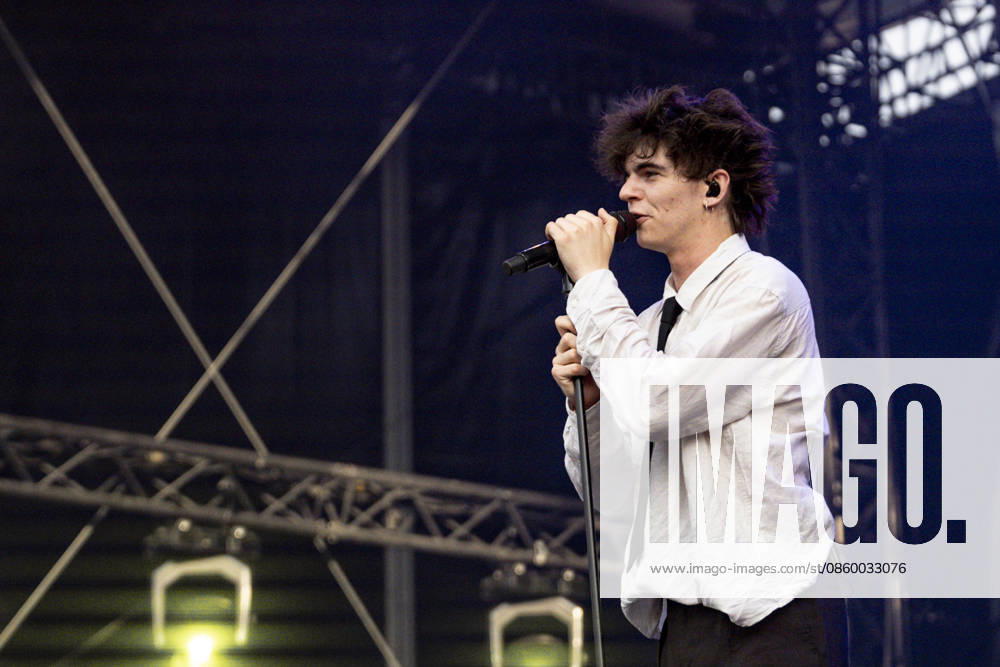 Sam Sauvage se produit sur la scene du festival Printemps de Pérouges au château de Saint-Maurice-de-Rémens (01 - France) le 25 06 2026. Photo Sandrine Thesillat PsNewZ