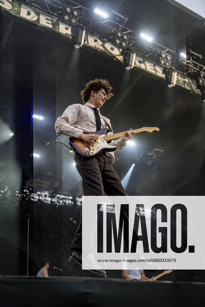 Sam Sauvage se produit sur la scene du festival Printemps de Pérouges au château de Saint-Maurice-de-Rémens (01 - France) le 25 06 2026. Photo Sandrine Thesillat PsNewZ