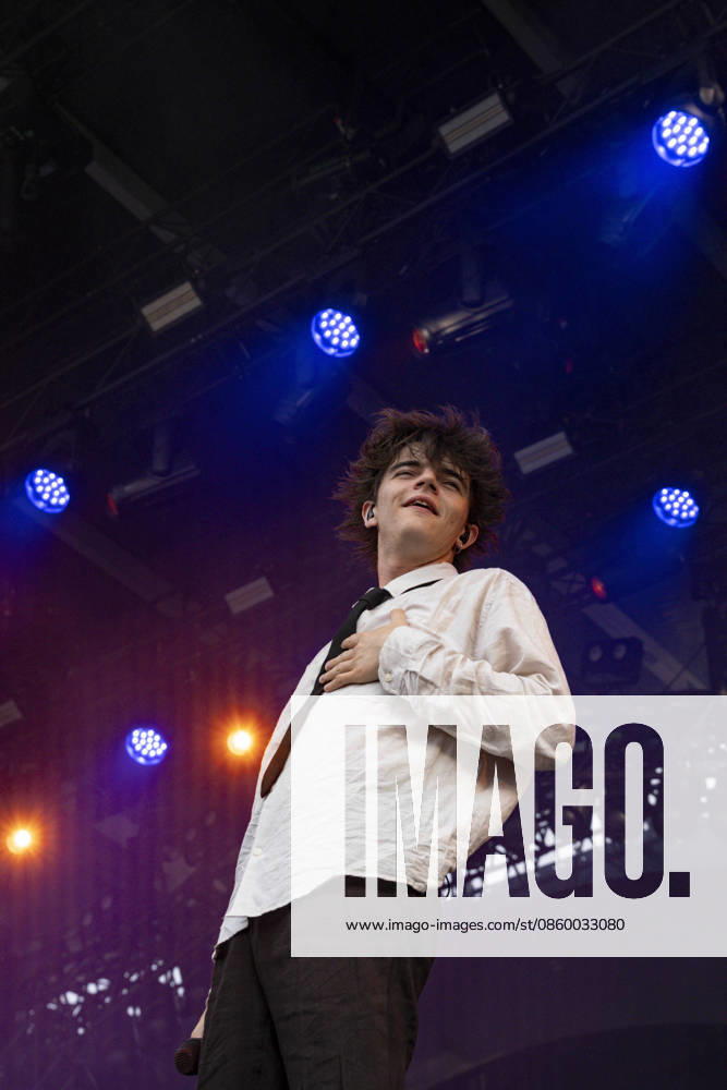 Sam Sauvage se produit sur la scene du festival Printemps de Pérouges au château de Saint-Maurice-de-Rémens (01 - France) le 25 06 2026. Photo Sandrine Thesillat PsNewZ