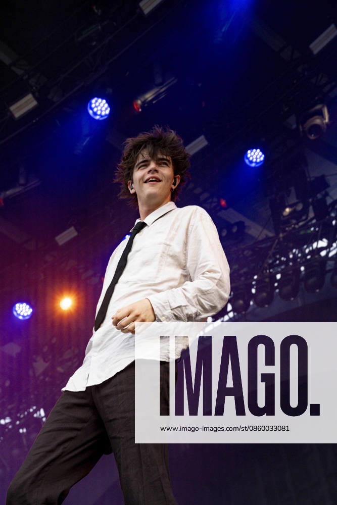 Sam Sauvage se produit sur la scene du festival Printemps de Pérouges au château de Saint-Maurice-de-Rémens (01 - France) le 25 06 2026. Photo Sandrine Thesillat PsNewZ