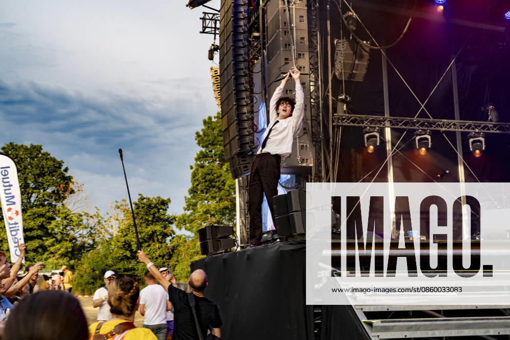 Sam Sauvage se produit sur la scene du festival Printemps de Pérouges au château de Saint-Maurice-de-Rémens (01 - France) le 25 06 2026. Photo Sandrine Thesillat PsNewZ