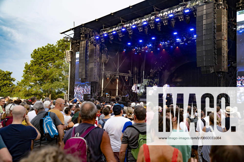 Sam Sauvage se produit sur la scene du festival Printemps de Pérouges au château de Saint-Maurice-de-Rémens (01 - France) le 25 06 2026. Photo Sandrine Thesillat PsNewZ