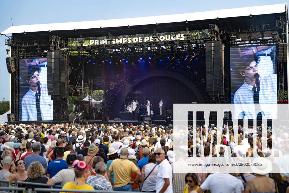 Sam Sauvage se produit sur la scene du festival Printemps de Pérouges au château de Saint-Maurice-de-Rémens (01 - France) le 25 06 2026. Photo Sandrine Thesillat PsNewZ
