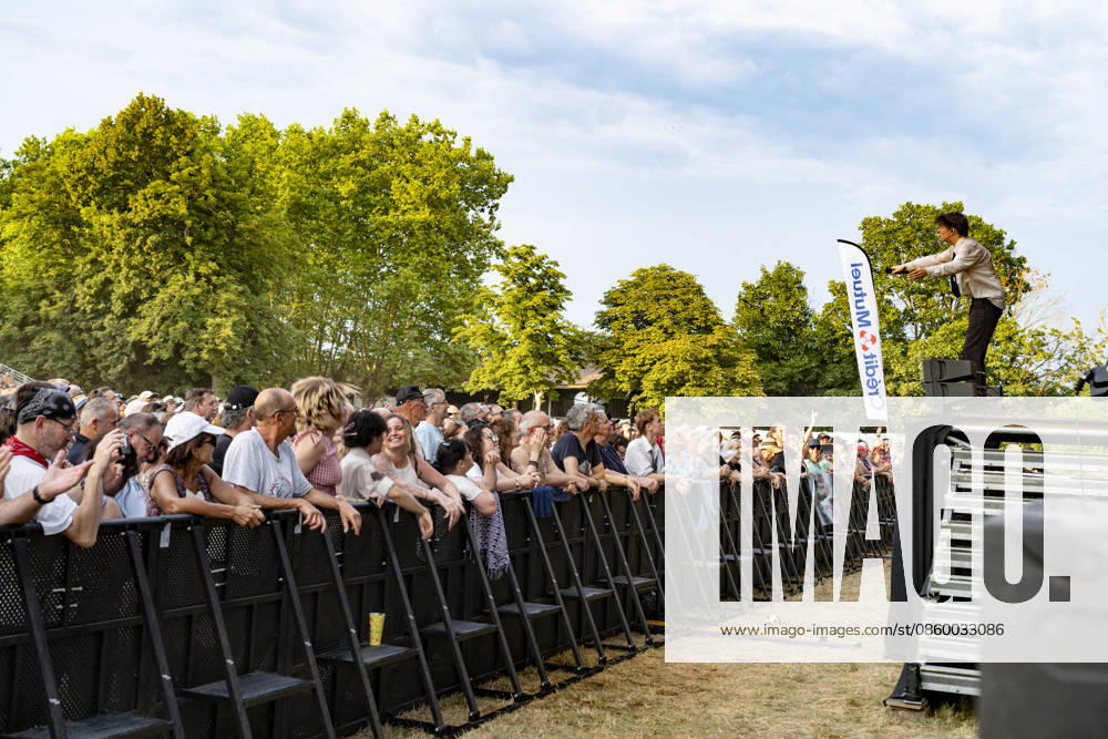 Sam Sauvage se produit sur la scene du festival Printemps de Pérouges au château de Saint-Maurice-de-Rémens (01 - France) le 25 06 2026. Photo Sandrine Thesillat PsNewZ
