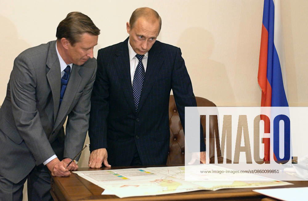 VLADIMIR PUTIN SERGEI IVANOV RESIDENCE SOCHI 160008 26.09.2003 Russian President Vladimir Putin and Russian Defense Minister Sergei Ivanov at the Bocharov Ruchei presidential residence in Sochi. Sergey Guneev Sputnik Sochi Krasnodar region Russia