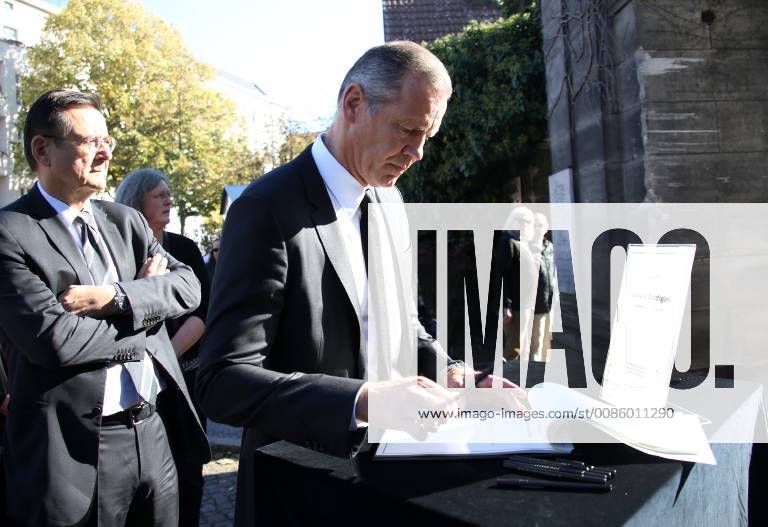 GER Funeral of Graciano Rocchigiani at the Matthaeus Cemetery in Berlin Schoeneberg 13 10 2018 Schoeneberg Berlin GER Funeral of Graciano Rocchigiani on the Matthaeus Cemetery in Berlin Schoeneberg in the picture Henry Maske nordphotoxEngler nph00076