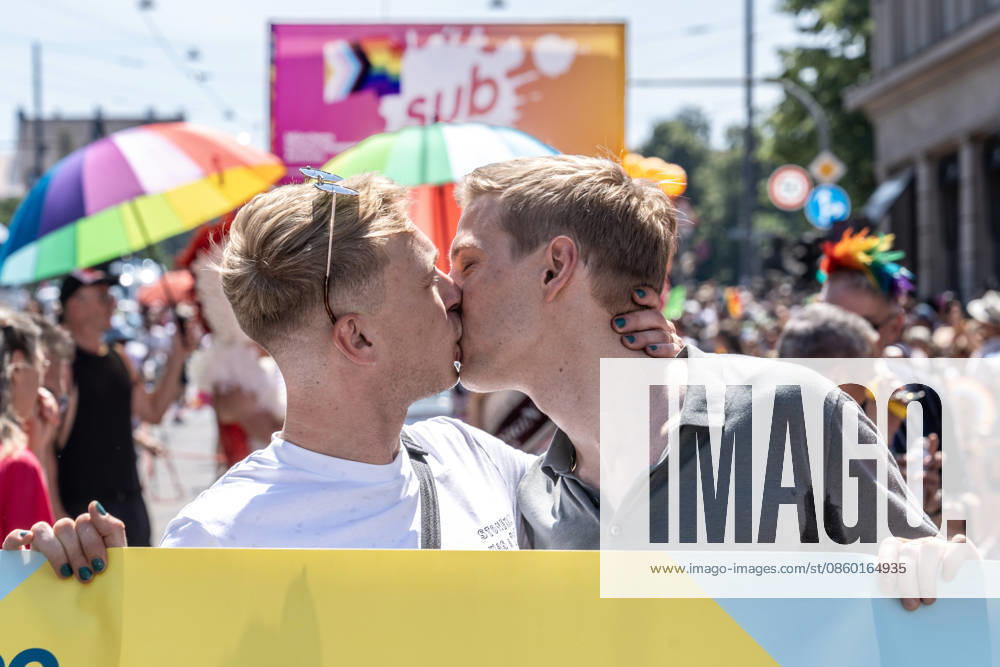 OB Dominik Krause küsst seinen Partner Sebastian Müller beim CSD 2026, große Politparade, hier in der Fraunhoferstraße, Höhepunkt der Pride Weeks, München, 27. Juni 2026 Deutschland, München, 27. Juni 2026, OB Dominik Krause küsst seinen Partner Sebastian Müller beim CSD 2026, große PolitParade mit Hunderttausenden Zuschauern und Teilnehmern in der Fraunhoferstraße, im Rahmen der Pride Weeks, Motto Unsere Vielfalt. Unsere Stärke., Christopher Street Day, größte Demonstration von Lesben, Schwulen, Bisexuellen, trans*, inter* und queeren Menschen (LGBTIQ*) für gleiche Rechte und gesellschaftliche Akzeptanz im süddeutschen Raum, Demozug quer durch die Münchner Innenstadt von der Erhardstraße über das Sendlinger Tor und den S