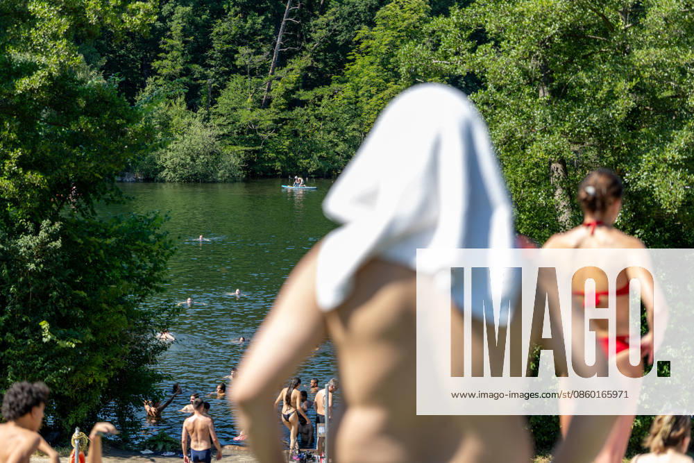 Hitzwelle in Deutschland Berlin, Deutschland -27.6.2026: Menschen, unter ihnen ein Mann, der sich ein Handtuch über seinen Kopf gelegt hat, erfrischen sich bis zu fast 40 Grad Celsius am Schlachtensee in Berlin. Mit 41,3 Grad Celsius in Saarbrücken wurde gestern der höchste jemals gemessene Wert in Deutschland aufgezeichnet. Berlin