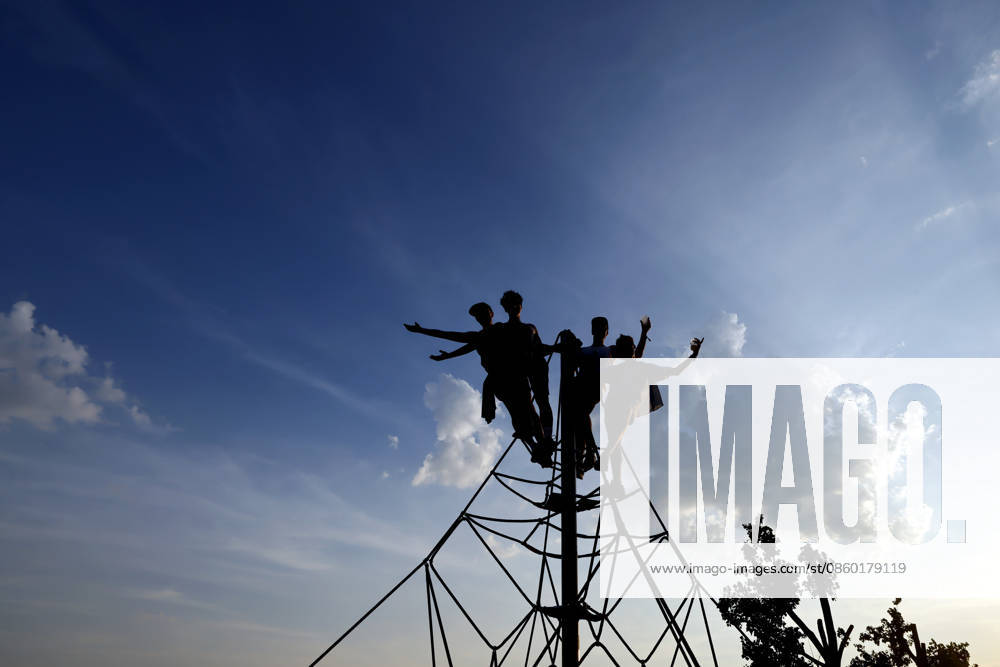 Visitors climb a climbing frame in extreme temperatures at the 2026 Rainbow Festival at Fühlinger See. Markus Krampe’s Rainbow Festival takes place as part of ColognePride. Featured image, symbolic image. Cologne, June 27, 2026. North Rhine-Westphalia, Germany