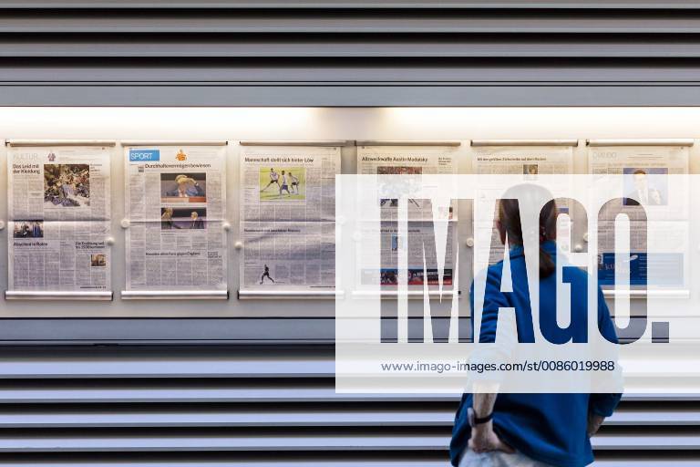 A passerby looks at the current issue of the newspaper Kölnische Rundschau in front of the house of the local editorial office Cologne in the Stolkgasse Cologne 12 10 2018 Foto:xC.xFuturexImage