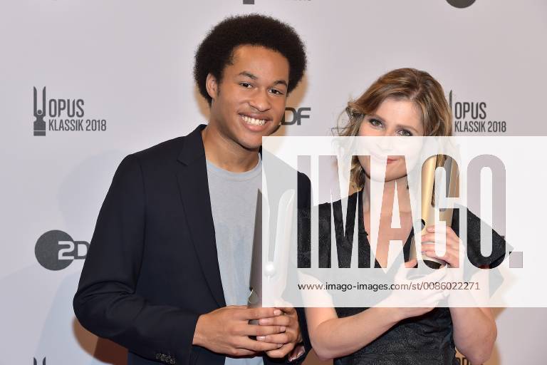 Sheku Kanneh Mason young artist Cello Lisa Batiashvili Violinist Concert formation Prize winner for the 1 OPUS KLASSIK AWARD at the Konzerthaus am GendarmenMarkt in Berlin on 14 10 2018