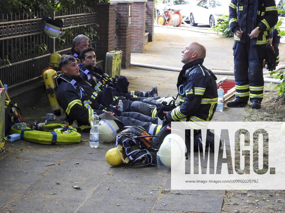 CNTV ROOF FIRE Roof truss fire at a villa. Due to the heat, the firefighters reached their physical limits and had to be rotated in and out several times. June 27, 2026, Hamburg-Wandsbek, Marienthal, Hamburg, Germany