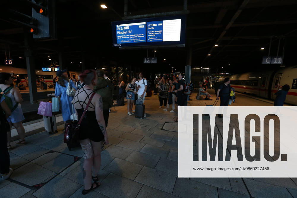 On Saturday evening, train passengers waited on platform 12 at Hamburg Central Station for their train. Due to extreme weather, several trains were canceled over the weekend, and others departed late from Hamburg St. Georg.