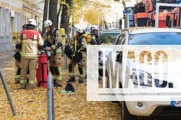 Berlin Germany GER Operation of the Berlin fire brigade in a fire in Streustraße in Berlin Weißensee In the picture Task forces preparing themselves