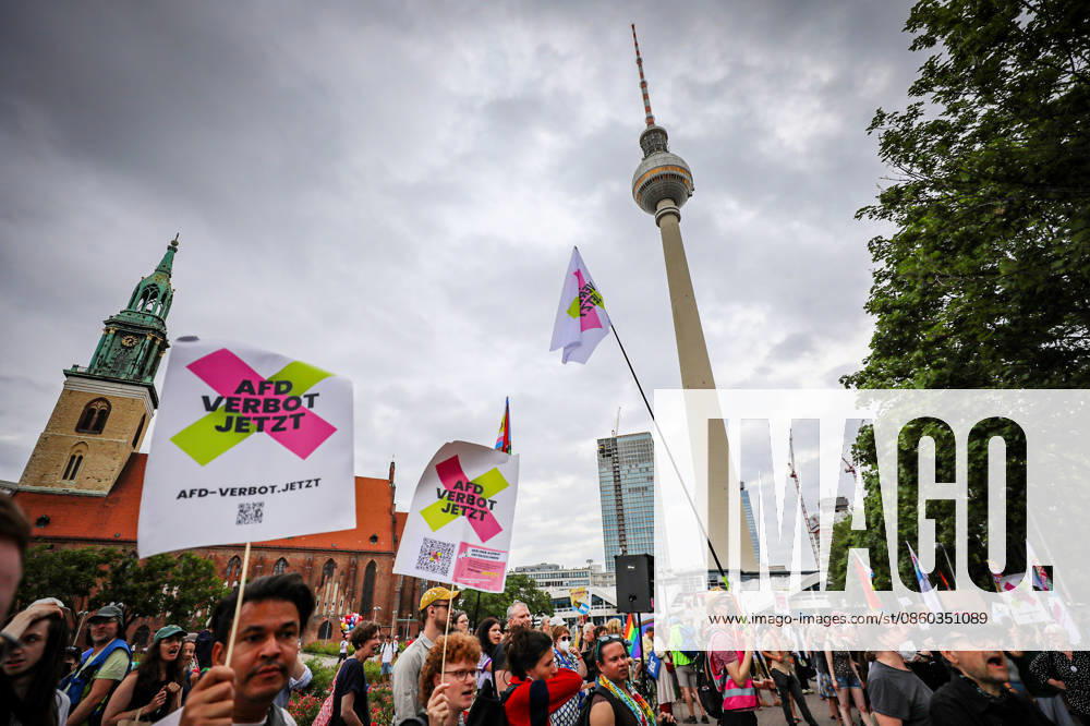 BERLIN, GERMANY †JUNE 29, 2026: Counter-demonstrators gather at Alexanderplatz during a protest against the far-right Alternative for Germany (AfD) party, while AfD supporters hold a nearby rally under a heavy police presence. Demonstrators carried banners calling for a ban on the AfD, anti-fascist slogans, LGBTQ+ pride flags and anti-racism messages as officers separated the opposing groups in central Berlin. ZUMA Press Wire Berlin Germany - ZUMAa268 20260629_zip_a268_004