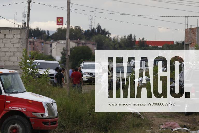 Forensic experts work in a property, in the periphery of the municipality of Tonala, in the state of Jalisco, Mexico, 15 October 2018. At least 10 bodies, including that of a woman, were located in two clandestine graves discovered in Tonalá, in the western Mexican state of Jalisco, sources with the state attorney s office said today. Authorities find two graves with 10 bodies in the Mexican state of Jalisco !ACHTUNG: NUR REDAKTIONELLE NUTZUNG!