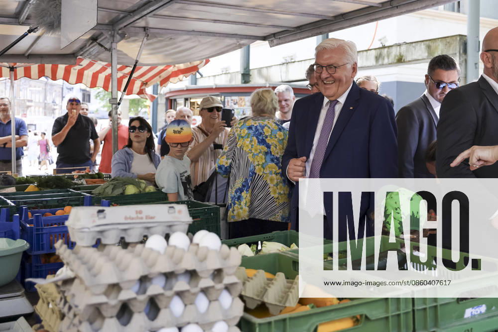 Federal President Frank Walter Steinmeier on the market square in the pedestrian zone, engaging with passersby, conversing, connecting with the people, Germany, Federal President Frank Walter Steinmeier, Local Time Germany, Lörrach Pedestrian Zone, June 30, 2026, Lörrach City Center, Baden-Württemberg, Germany