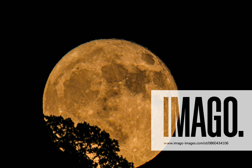 Full moon in Karaman, Turkiye KARAMAN, TURKIYE - JUNE 30: The June full moon, known as the Strawberry Moon, is seen in Karaman, Turkiye on June 30, 2026. Omer Tarsuslu Anadolu Karaman Turkey. Editorial use only. Please get in touch for any other usage.