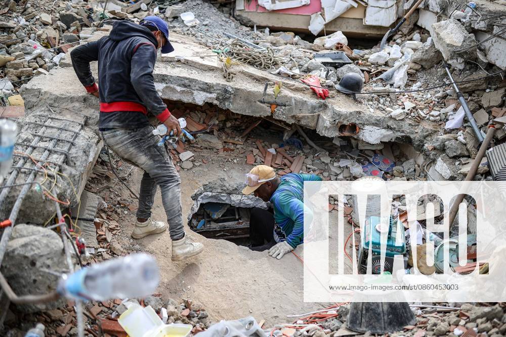 Search operations and salvage efforts continue amid rubble in La Guaira, Venezuela LA GUAIRA, VENEZUELA - JUNE 30: Earthquake survivors try to salvage what is left of their belongings from the debris and collapsed concrete structures, in La Guaira, Venezuela, on June 30, 2026. The popular coastal neighborhoods of Carabellada and Caribe, once favorites among vacationers, have been turned into piles of rubble in La Guaira, the city most affected by the earthquakes in Venezuela, revealing the true horror of the disaster while search and rescue operations continue in the region. Cem Tekkesinoglu Anadolu La Guaira Venezuela. Editorial use only. Please get in touch for any other usage.