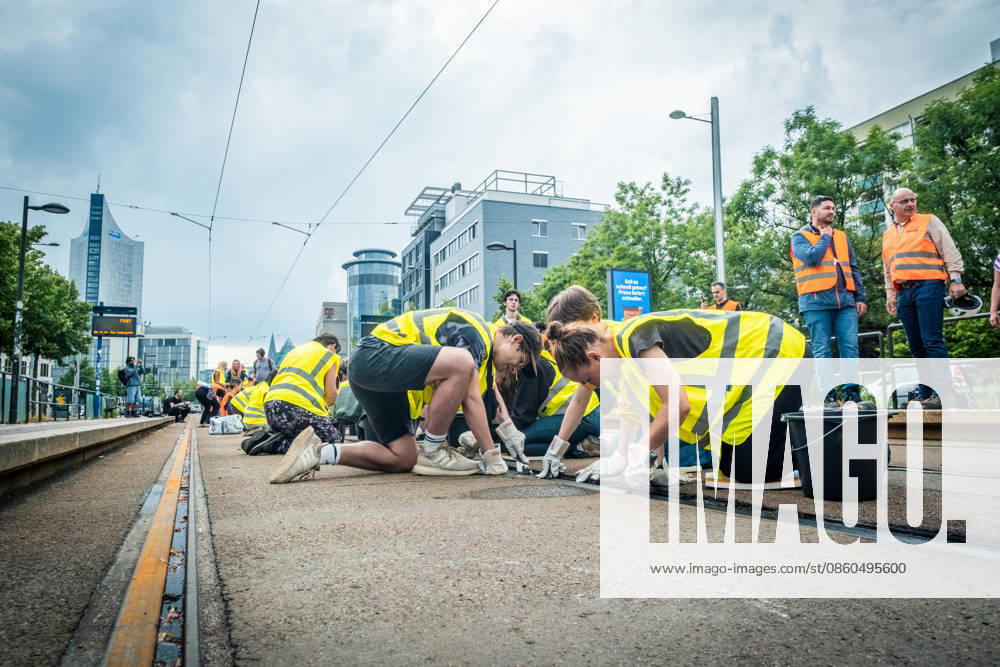 Residents of Leipzig are working together with the Leipzig Public Transportation Authority (LVB) to clear melted asphalt from the tram tracks at Johannisplatz. After about 100 volunteers had already responded to a call for help from the LVB the previous day, cleanup efforts continued on t