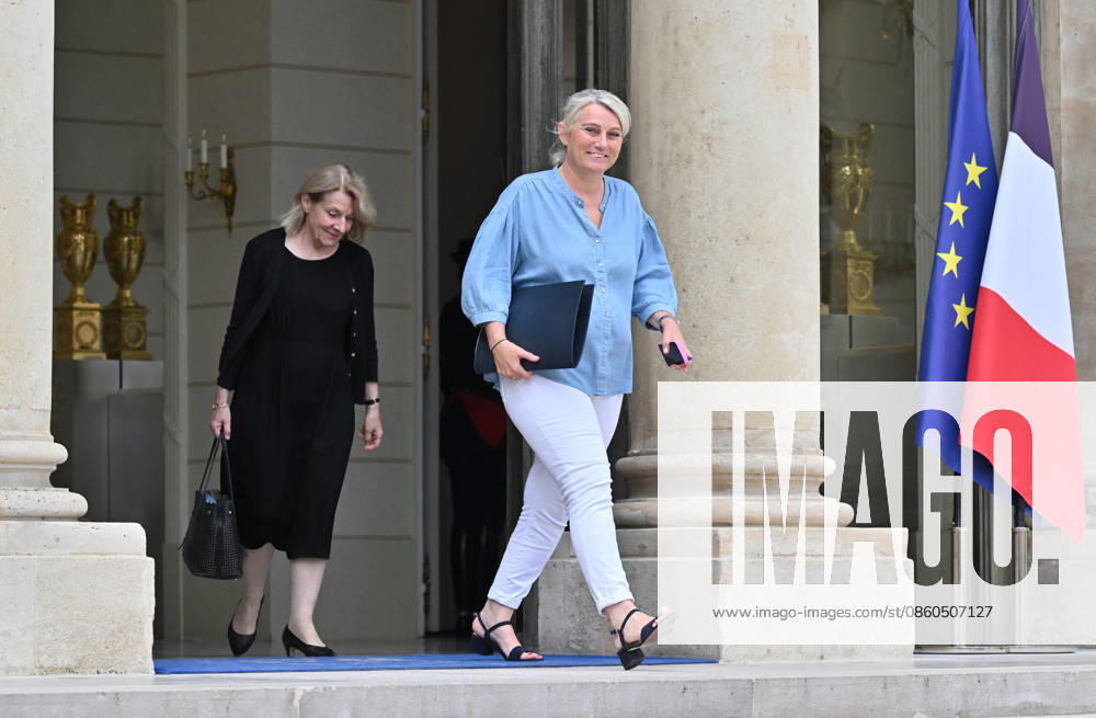 Stéphanie Rist, Minister of Health, Families, Independence, and People with Disabilities, and Catherine Pégard, Minister of Culture, Leaving the weekly cabinet meeting at the Élysée Palace in Paris, France, on July 1, 2026. Christian Liewig Bestimage Exits from the weekly cabinet meeting at the Élysée Palace in Paris, France, on July 1, 2026. Paris, France