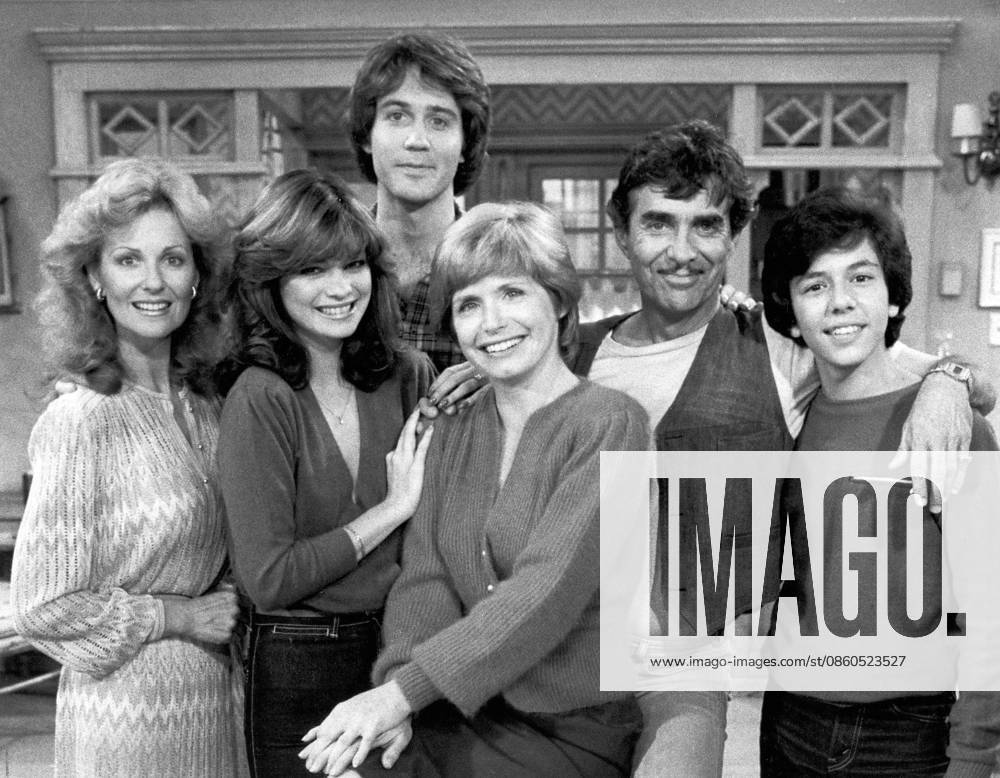 VALERIE BERTINELLI Apr. 26, 2007 - VALERIE BERTINELLI WITH SHELLEY FABARES , BOYD GAINES , BONNIE FRANKLIN , PAT HARRINGTON AND GLENN SCARPELLI IN ONE DAY AT A TIME .SUPPLIED BY SMP- TV-FILM STILL.VALERIE BERTINELLIRETRO