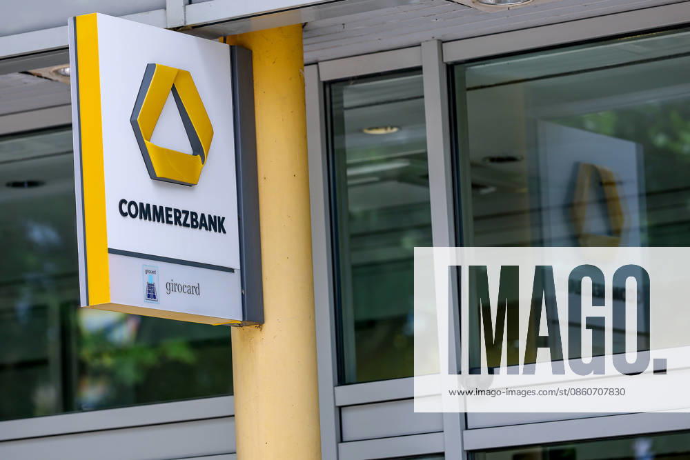 Hamburg, branch with Commerzbank logo The bank is on the verge of acquiring the major bank Unicredit Shareholders will decide on the takeover offer from the Italian corporation Takeover battle Bank takeover Takeover offer Hamburg, Germany