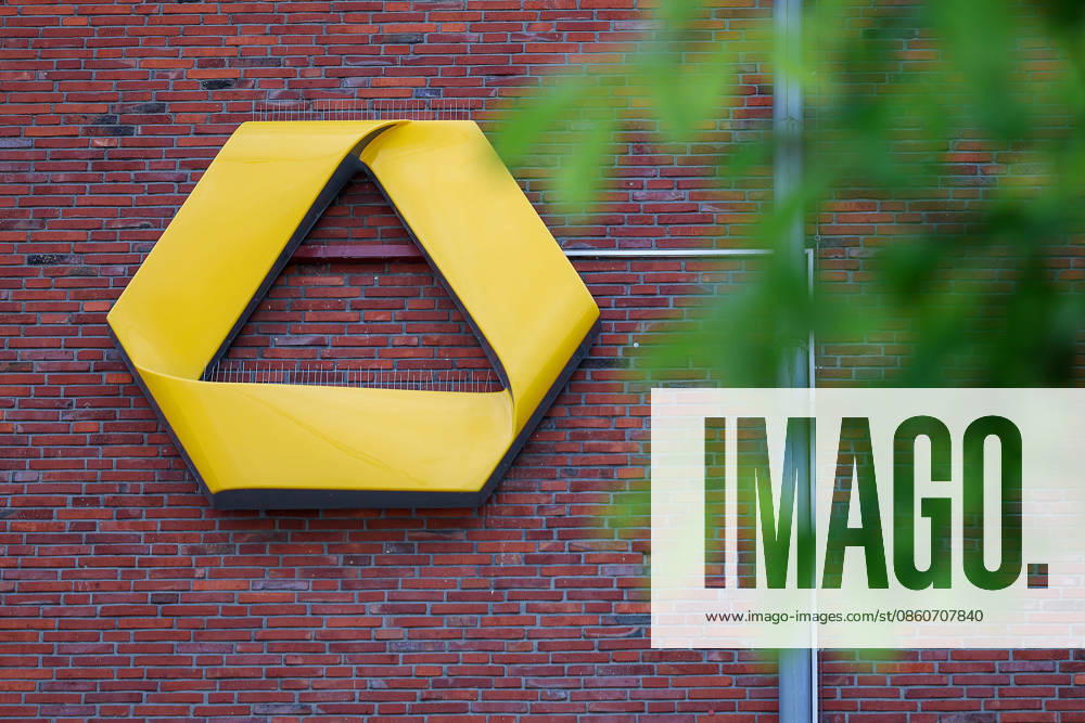Hamburg, branch with Commerzbank logo The bank is on the verge of acquiring the major bank Unicredit Shareholders will decide on the takeover offer from the Italian corporation Takeover battle Bank takeover Takeover offer Hamburg, Germany