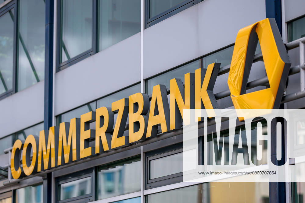 Hamburg, branch with Commerzbank logo The bank is on the verge of acquiring the major bank Unicredit Shareholders will decide on the takeover offer from the Italian corporation Takeover battle Bank takeover Takeover offer Hamburg, Germany