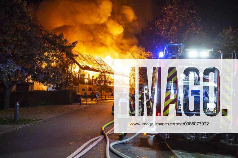 Großbrand auf dem Golfclub: Lagerscheune mit Golfutensilien brennt vollständig nieder - Flammen kilometerweit sichtbar HOLZGERLINGEN: Auf einem Golfclub brannte am Dienstagabend gegen 21 Uhr eine Lagerscheune komplett bis auf die Grundmauern nieder. Zur Brandursache konnten noch keine Angaben gemacht werden. In dem Gebäude waren Golfequipment und Küchengeräte für das daneben stehende Clubrestaurant. Das Feuer war bereits kilometerweit sichtbar, die Feuerwehr rückte mit einem Großaufgebot an. Die Scheune stürzte nach kurzer Zeit in sich zusammen und konnte nicht mehr gerettet werden. Pressebericht der Polizei: Ludwigsburg (ots) - Am Dienstagabend gegen 20.45 Uhr gingen mehrere Meldungen bei Polizei und Feuerwehr ein, dass im Bereich des Golfplatzes Schaichhof an der B464 ein großes Feuer zu sehen ist. Die eintreffenden Rettungskräfte s