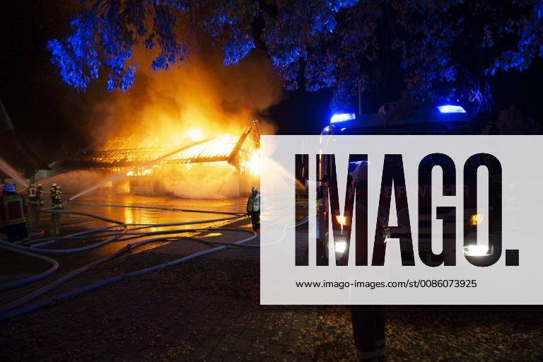 Großbrand auf dem Golfclub: Lagerscheune mit Golfutensilien brennt vollständig nieder - Flammen kilometerweit sichtbar HOLZGERLINGEN: Auf einem Golfclub brannte am Dienstagabend gegen 21 Uhr eine Lagerscheune komplett bis auf die Grundmauern nieder. Zur Brandursache konnten noch keine Angaben gemacht werden. In dem Gebäude waren Golfequipment und Küchengeräte für das daneben stehende Clubrestaurant. Das Feuer war bereits kilometerweit sichtbar, die Feuerwehr rückte mit einem Großaufgebot an. Die Scheune stürzte nach kurzer Zeit in sich zusammen und konnte nicht mehr gerettet werden. Pressebericht der Polizei: Ludwigsburg (ots) - Am Dienstagabend gegen 20.45 Uhr gingen mehrere Meldungen bei Polizei und Feuerwehr ein, dass im Bereich des Golfplatzes Schaichhof an der B464 ein großes Feuer zu sehen ist. Die eintreffenden Rettungskräfte s