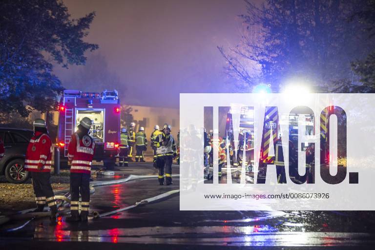 Großbrand auf dem Golfclub: Lagerscheune mit Golfutensilien brennt vollständig nieder - Flammen kilometerweit sichtbar HOLZGERLINGEN: Auf einem Golfclub brannte am Dienstagabend gegen 21 Uhr eine Lagerscheune komplett bis auf die Grundmauern nieder. Zur Brandursache konnten noch keine Angaben gemacht werden. In dem Gebäude waren Golfequipment und Küchengeräte für das daneben stehende Clubrestaurant. Das Feuer war bereits kilometerweit sichtbar, die Feuerwehr rückte mit einem Großaufgebot an. Die Scheune stürzte nach kurzer Zeit in sich zusammen und konnte nicht mehr gerettet werden. Pressebericht der Polizei: Ludwigsburg (ots) - Am Dienstagabend gegen 20.45 Uhr gingen mehrere Meldungen bei Polizei und Feuerwehr ein, dass im Bereich des Golfplatzes Schaichhof an der B464 ein großes Feuer zu sehen ist. Die eintreffenden Rettungskräfte s