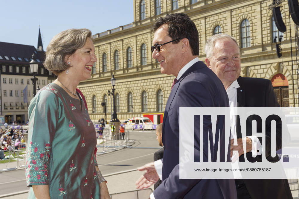 Kristina Kalb Heubisch, Serge Dorny, and Wolfgang Heubisch upon their arrival at the Opera for All 2026 event, part of the Munich Opera Festival, featuring a live opera broadcast of Richard Wagner’s *Die Walküre* at the National Theater in Munich, July 4, 2026 Foto:xN.xKolinzx xFuturexImagex oper_6752