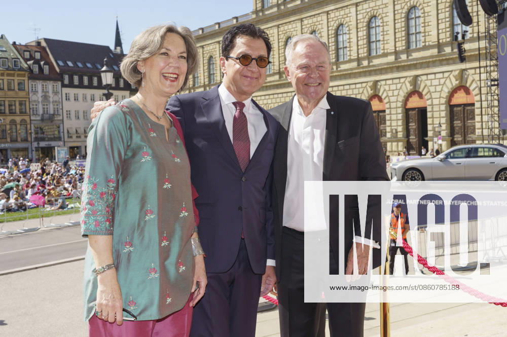 Kristina Kalb Heubisch, Serge Dorny, and Wolfgang Heubisch upon their arrival at the Opera for All 2026 event, part of the Munich Opera Festival, featuring a live opera broadcast of Richard Wagner’s *Die Walküre* at the National Theater in Munich, July 4, 2026 Foto:xN.xKolinzx xFuturexImagex oper_6753