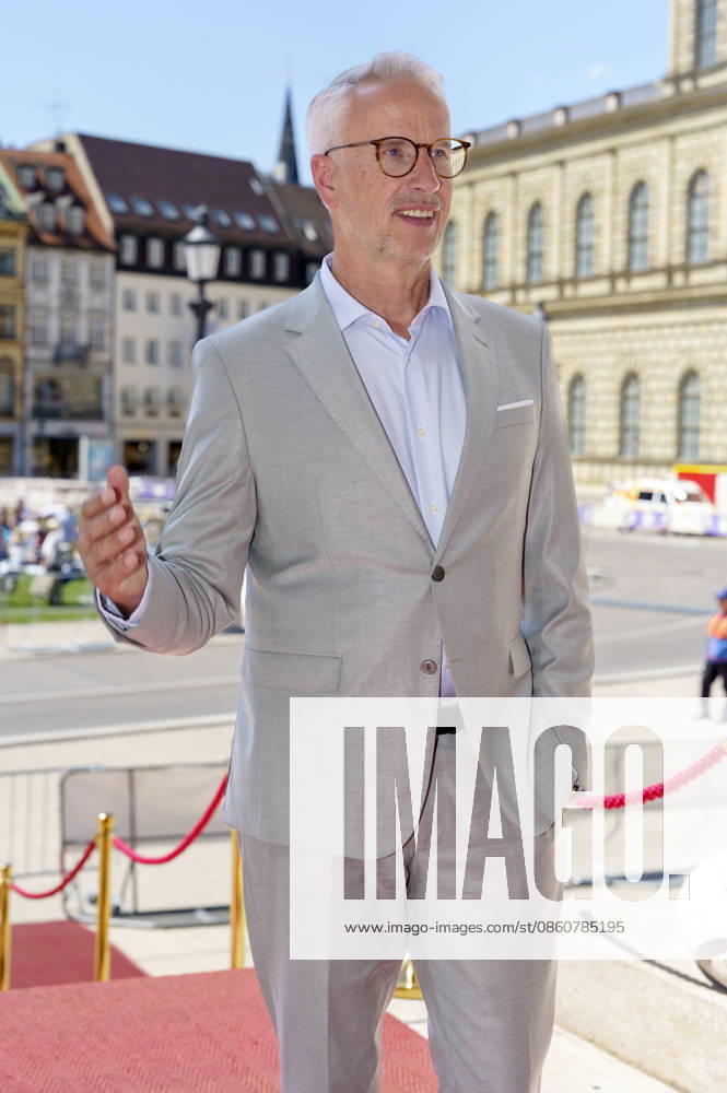 Bernd Döpke upon his arrival at the Opera for All 2026 event, part of the Munich Opera Festival, featuring a live opera broadcast of Richard Wagner s *Die Walküre* at the National Theater in Munich, July 4, 2026 Foto:xN.xKolinzx xFuturexImagex oper_6758