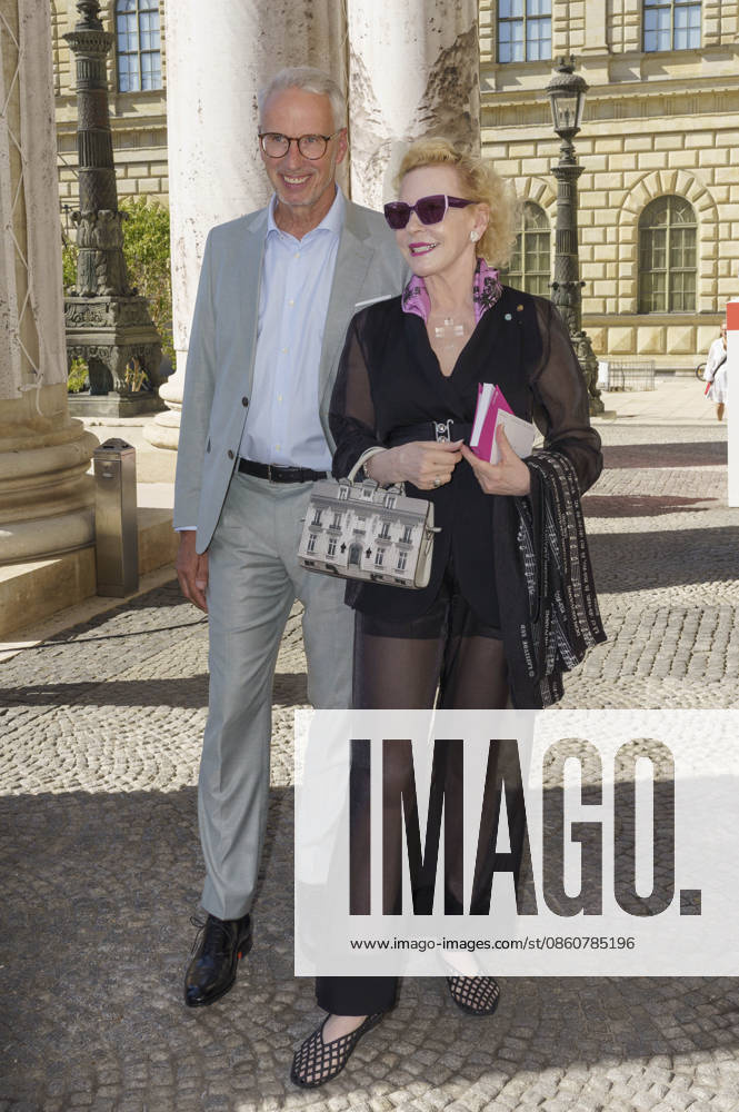 Bernd Döpke and Sunnyi Melles upon their arrival at the Opera for All 2026 event, part of the Munich Opera Festival, featuring a live opera broadcast of Richard Wagner’s *Die Walküre* at the National Theater in Munich, July 4, 2026 Foto:xN.xKolinzx xFuturexImagex oper_6759