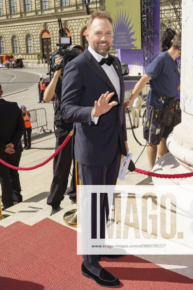 Steven Gätjen upon arrival at the Opera for All 2026 event, part of the Munich Opera Festival, featuring a live opera broadcast of Richard Wagner s *Die Walküre* at the National Theater in Munich, July 4, 2026 Foto:xN.xKolinzx xFuturexImagex oper_6701