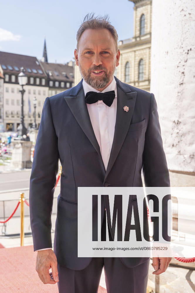 Steven Gätjen upon arrival at the Opera for All 2026 event, part of the Munich Opera Festival, featuring a live opera broadcast of Richard Wagner s *Die Walküre* at the National Theater in Munich, July 4, 2026 Foto:xN.xKolinzx xFuturexImagex oper_6703