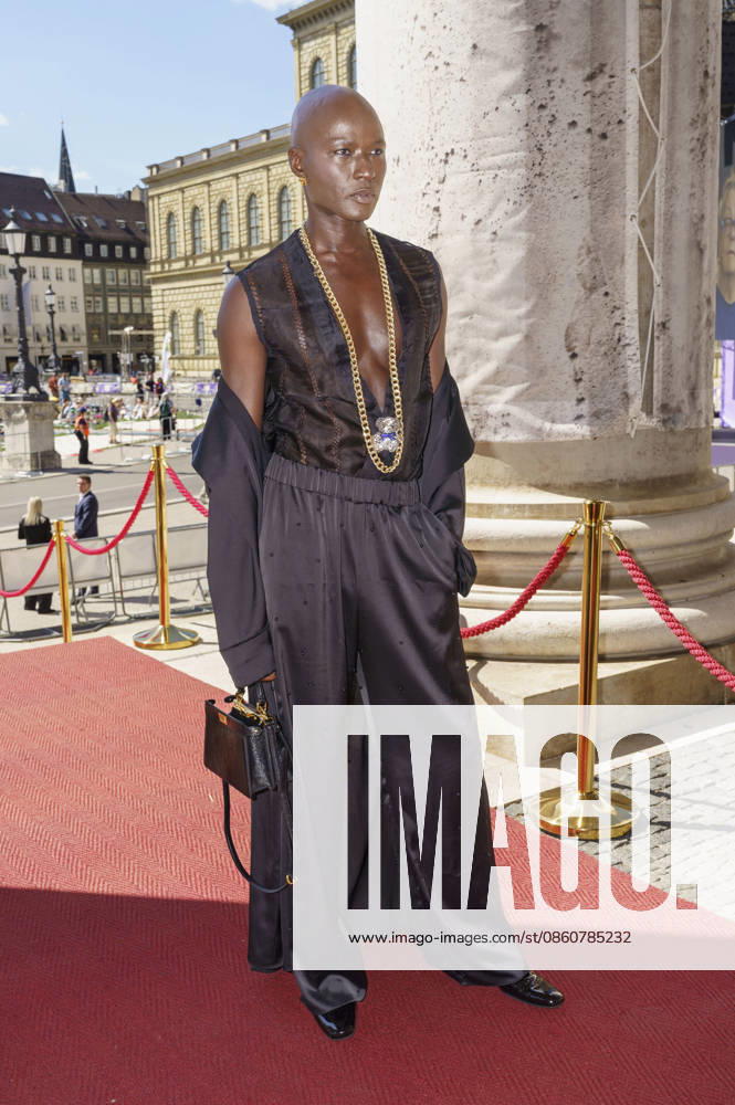 Papis Loveday upon arrival at the Opera for All 2026 event, part of the Munich Opera Festival, featuring a live opera broadcast of Richard Wagner s *Die Walküre* at the National Theater in Munich, July 4, 2026 Foto:xN.xKolinzx xFuturexImagex oper_6706