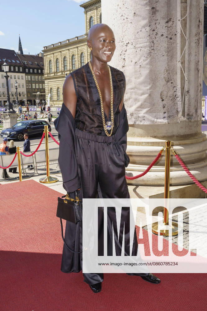 Papis Loveday upon arrival at the Opera for All 2026 event, part of the Munich Opera Festival, featuring a live opera broadcast of Richard Wagner s *Die Walküre* at the National Theater in Munich, July 4, 2026 Foto:xN.xKolinzx xFuturexImagex oper_6708