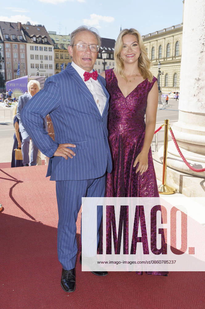 Wigald Boning with his wife, Teresa Boning, upon arrival at the Opera for All 2026 event, part of the Munich Opera Festival, featuring a live opera broadcast of Richard Wagner’s *Die Walküre* at the National Theater in Munich, July 4, 2026 Foto:xN.xKolinzx xFuturexImagex oper_6710